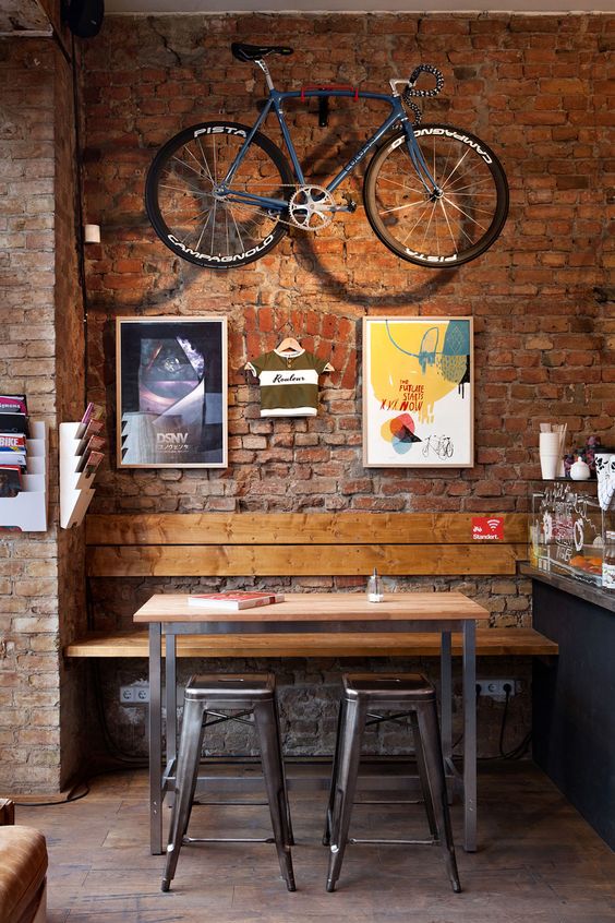 Trang trí tường quán cafe với xe đạp 1
