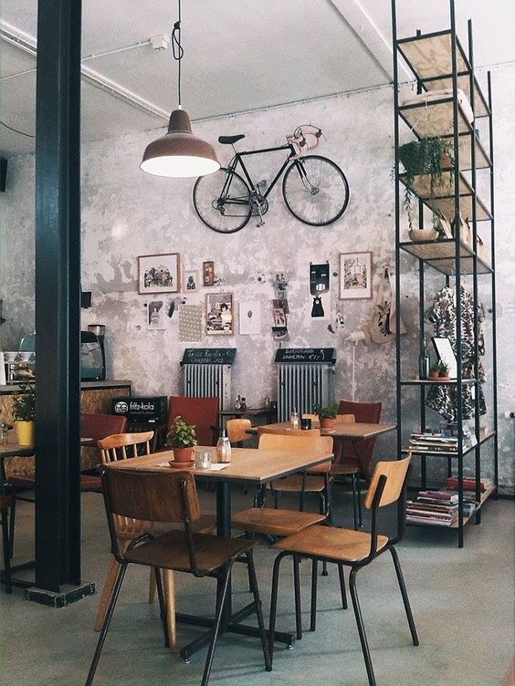 Trang trí tường quán cafe với xe đạp 3