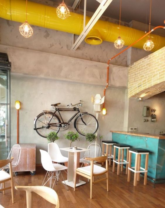 Trang trí tường quán cafe với xe đạp 4