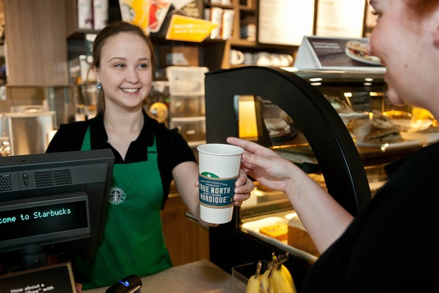 Starbucks đã "dụ dỗ" khách hàng bằng thiết kế cửa hàng như thế nào? 5