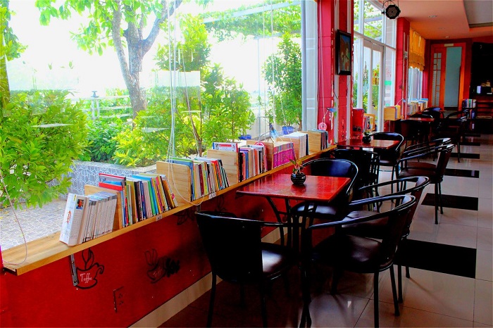 Kinh nghiệm thiết kế và kinh doanh quán cafe sách hút khách 1
